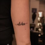 Вариант татуировки с надписью Aloha на руке у женщины сзади - tatufoto.com 04022023