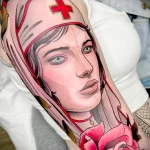 Крутая цветная татуировка с преобладанием с красных цветов и портретом медсестры на правой руке девушки - tatufoto.com 110223 - 021