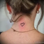 Маленькая татуировка с сердцем контуром сзади на шее девушки - tatufoto.com 10022023 - 011