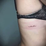 Маленькие прописной рисунок татуировки с текстом Aloha на рёбрах женщины - tatufoto.com 04022023