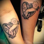 Парная татуировка рука в руке цветы и два сердца - tatufoto.com 10022023 - 018