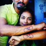 Парная татуировка с именами знаком бесконечности и красными сердцами на руку - tatufoto.com 10022023 - 019