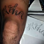 Прописная татуировка с надписью Aloha Выше колена на ноге мужчины - tatufoto.com 04022023