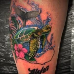 Реалистичная татуировка с китом и черепахой в воде вместе с надписью Aloha - tatufoto.com 04022023