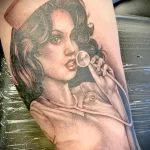Рисунок татуировки медсестра подносит к губам стетоскоп - tatufoto.com 110223 - 058