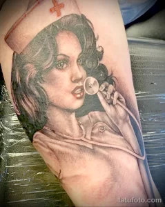 Рисунок татуировки медсестра подносит к губам стетоскоп - tatufoto.com 110223 - 058