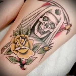 Рисунок татуировки с жёлтым цветком розы и смертью с косой в головном уборе медсестры - tatufoto.com 110223 - 081