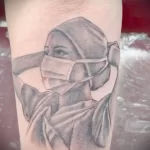 Рисунок татуировки с медсестрой которая повязывает повязку на лицо - tatufoto.com 110223 - 094
