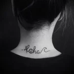 Тату надпись Aloha и значок пацифизма на шее сзади девушки - tatufoto.com 04022023