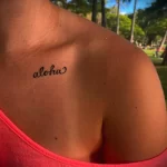 Тату надпись Aloha на левой ключице девушке - tatufoto.com 04022023