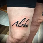 Тату надпись Aloha на правой ноге Выше колена - tatufoto.com 04022023