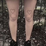 Татуировка два сердца выше коленей на ногах девушки - tatufoto.com 10022023 - 052