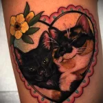 Татуировка жёлтый Цветок и два котика вписанные в рамку в форме сердца - tatufoto.com 10022023 - 060