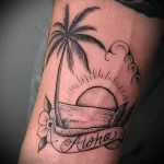 Татуировка закат под пальмами и надпись Aloha на ленте - tatufoto.com 04022023