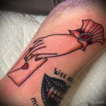 Татуировка конверт с сердечком правой руке девушки - tatufoto.com 10022023 - 062