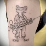 Татуировка лягушка с выпученными глазами в костюме доктора и со шприцом - tatufoto.com 110223 - 144