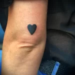 Татуировка маленькая чёрная сердечко на локте - tatufoto.com 10022023 - 075