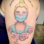 Татуировка медсестра цветы и надпись на левом плече девушки - tatufoto.com 110223 - 156