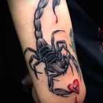 Татуировка на руке Скорпион жалит сердце - tatufoto.com 10022023 - 083