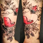 Татуировка на руке с цветами и пузырьком жидкости в форме сердца и надпись Адам - tatufoto.com 10022023 - 081