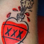 Татуировка надпись три икса и пузырёк с красной жидкостью в виде сердца - tatufoto.com 10022023 - 085
