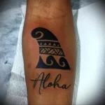 Татуировка плавник узором Маори и надпись Aloha - tatufoto.com 04022023