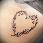 Татуировка под грудью девушки сердце из цветов - tatufoto.com 10022023 - 089