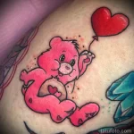 Фото тату розового Care Bear с воздушным шаром в форме сердца на руке. Яркий и позитивный рисунок в стиле мультфильма.