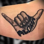 Татуировка рука показывающая знак пальцами и надпись Aloha - tatufoto.com 04022023
