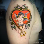 Татуировка с амуром цветами и сердцем на правом плече парня - tatufoto.com 10022023 - 101