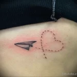 Татуировка с бумажным самолетиком и сердечком из пунктира - tatufoto.com 10022023 - 104