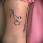 Татуировка с вишенками в форме сердечек на бицепсе у девушки - tatufoto.com 10022023 - 105