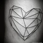 Татуировка с геометрическим рисунком сердца - tatufoto.com 10022023 - 106