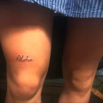 Фото тату с надписью 'Aloha' на ноге. Минималистичный дизайн и тонкие линии делают эту татуировку стильной и ненавязчивой.