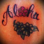 Татуировка с надписью Aloha и маленькими цветочками - tatufoto.com 04022023