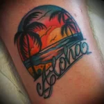 Татуировка с огненным закатом пальмами и надписью Aloha - tatufoto.com 04022023
