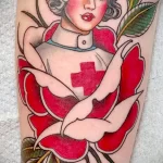 Татуировка с рисунком медсестры которая находится внутри бутона красной розы - tatufoto.com 110223 - 179