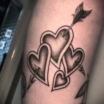 Татуировка с рисунком сердец и стрел нанесённая на руке - tatufoto.com 10022023 - 128