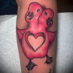 Татуировка с розовой двухголовой уткой и сердцем - tatufoto.com 10022023 - 129