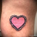 Татуировка с розовым сердцем на колене - tatufoto.com 10022023 - 130
