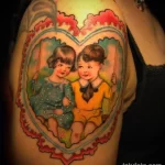 Татуировка с сердцем и катающимися детьми на качельке нанесена на правое плечо девушки - tatufoto.com 10022023 - 135