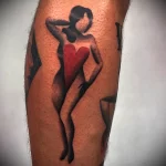 Татуировка с силуэтом девушки в красном купальнике в виде сердца - tatufoto.com 10022023 - 138