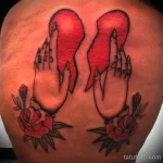 Татуировка с цветами и разбитым сердцем в руках - tatufoto.com 10022023 - 143