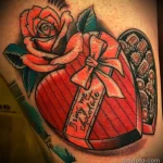 Татуировка с цветком розы и коробкой конфет в форме красного сердца перевязанного лентой - tatufoto.com 10022023 - 149