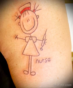 Фото тату, имитирующее детский рисунок: простая фигурка медсестры со шприцом и надписью 'nurse'. Татуировка выполнена в минималистичном стиле.
