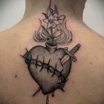 Татуировка сердце колючая проволока и кинжал на шее сзади у мужчины - tatufoto.com 10022023 - 157
