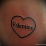 Татуировка сердце контуром и вписанная внутри надпись Валентин - tatufoto.com 10022023 - 158