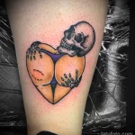 Татуировка со скелетом Который обнимает сердце в виде попы - tatufoto.com 10022023 - 166