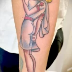 Татуировка со стройной медсестрой которая держит шприц в руке - tatufoto.com 110223 - 187
