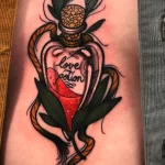 Татуировка фанфурик с жидкостью красного цвета и надпись любовное зелье - tatufoto.com 10022023 - 169